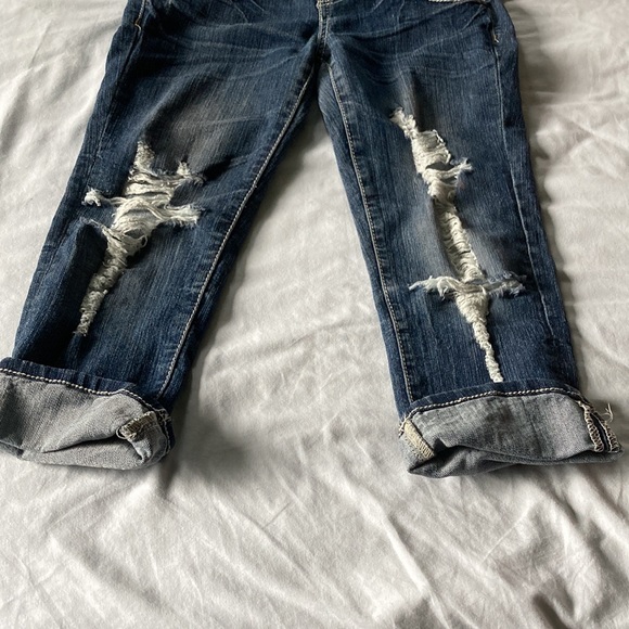 Almost Famous Women’s Capri Jeans - Picture 3 of 5